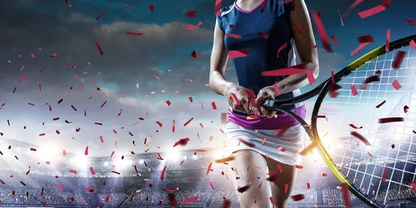 Junge Frau spielt Tennis. Gemischte Medien — Stockfoto