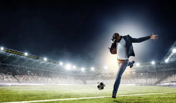 Гарнітура віртуальної реальності на чорному чоловічому футболі. Змішані носії — стокове фото