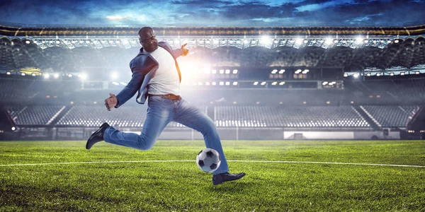 黒人男性は最高のサッカー試合をする。混合メディア — ストック写真