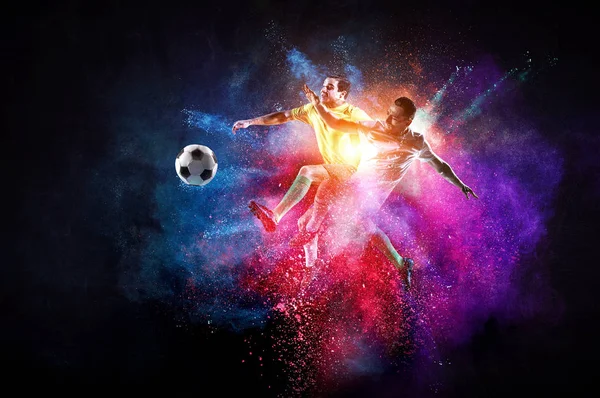 Giocatori di calcio in azione. Mezzi misti — Foto Stock
