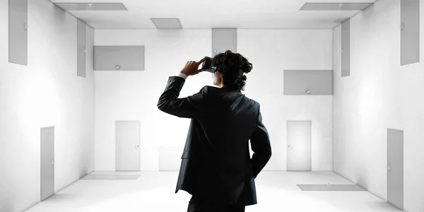 Toma de decisiones correcta y realidad virtual. Medios mixtos —  Fotos de Stock
