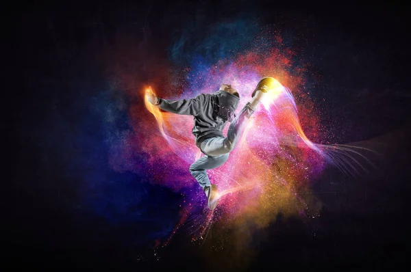 Moderní ženská tanečnice skákající v hoodii s barevným pozadím. Kombinovaná média — Stock fotografie