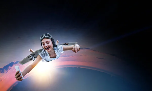 Chica volando con ala de avión hecha a sí misma. Medios mixtos — Foto de Stock