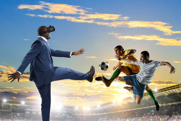 Μαύρος επιχειρηματίας σε αγώνα ποδοσφαίρου εικονικής πραγματικότητας — Φωτογραφία Αρχείου