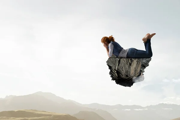 Junge Frau in lässiger Kleidung entspannt liegend — Stockfoto