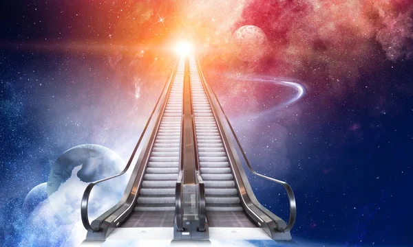 Moderní dvojitý eskalátor do vesmíru — Stock fotografie