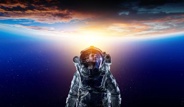 Astronaut ve vesmíru na oběžné dráze planety. — Stock fotografie