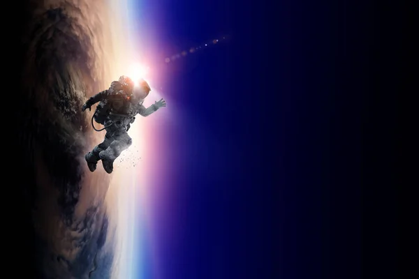 Astronaut in de ruimte in een baan om de planeet. — Stockfoto