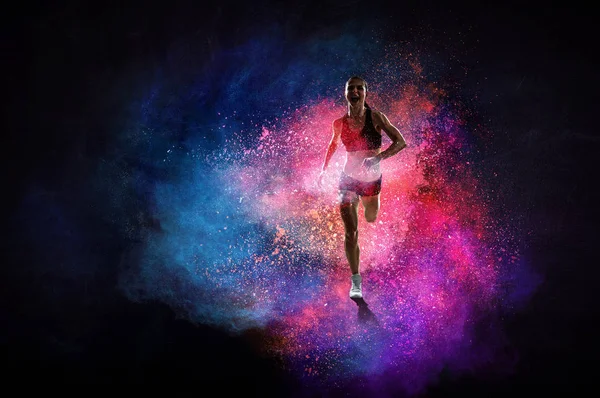 Una giovane donna che corre veloce. Mezzi misti — Foto Stock