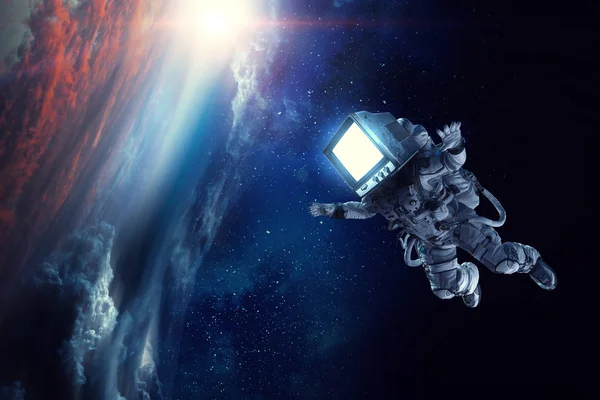 Astronauta z głowicą telewizyjną w kosmosie. Media mieszane. — Zdjęcie stockowe