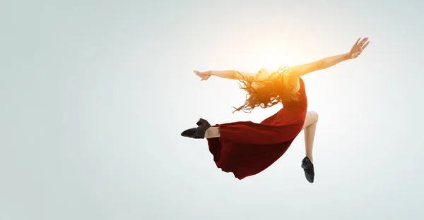 赤のドレスで若く美しい女性ダンサー。混合メディア — ストック写真