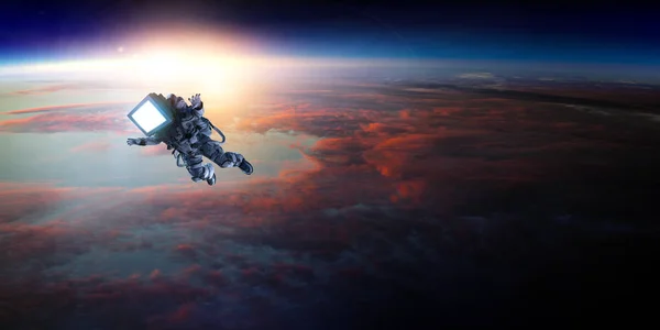 Astronot dengan kepala TV di ruang angkasa. Campuran media. — Stok Foto