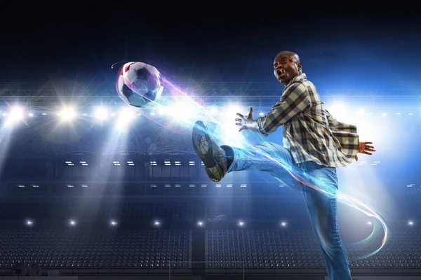 Homem negro joga seu melhor jogo de futebol — Fotografia de Stock
