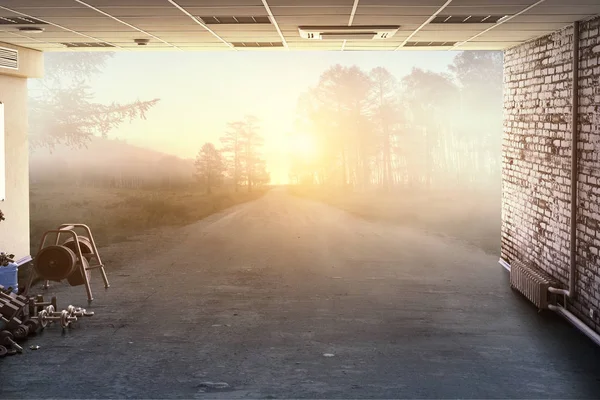 Sommer-Wald-und Straßenlandschaft und ein Sonnenuntergang Himmel — Stockfoto