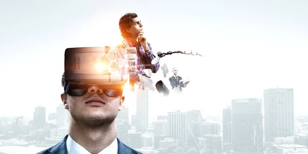 Imagen abstracta de la experiencia de realidad virtual, un hombre con gafas VR —  Fotos de Stock