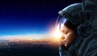 Gezegen yörüngesinde uzayda kadın astronot.