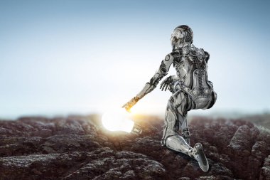 Cyborg gümüş kadın dizlerinin üzerinde oturuyor ve gülümsüyor.