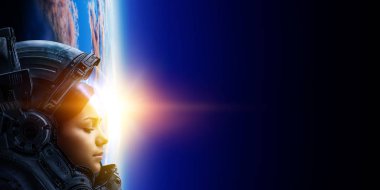 Gezegen yörüngesinde uzayda kadın astronot.