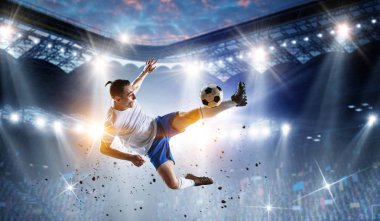 Stadyumdaki futbolcu iş başında. Karışık ortam