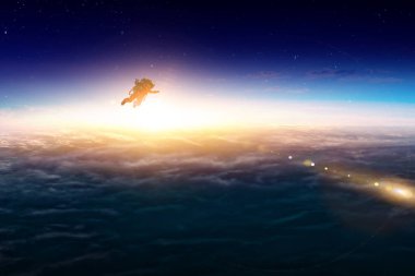 Gezegen yörüngesindeki astronot