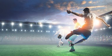 Stadyumdaki futbol oyuncuları iş başında. Karışık ortam