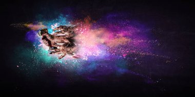 Renkli arka planda şampiyonluk kupasını tutan eller. Karışık ortam