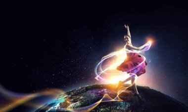 Kırmızı elbiseli genç ve güzel bir bayan dansçı.
