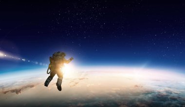 Gezegen yörüngesindeki astronot.