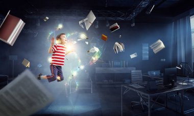 Sevimli mutlu küçük çocuk atlıyor. Karışık ortam