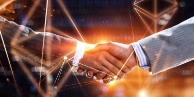 Bir kadın ve bir erkek el sıkışıyor. Karışık ortam