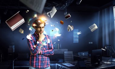 İnsan düşünüyor ve yeni bir fikir arıyor.