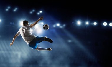 Stadyumdaki futbolcu iş başında. Karışık ortam