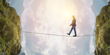 Günlük kıyafetlerle gezen neşeli siyah adam. Karışık ortam