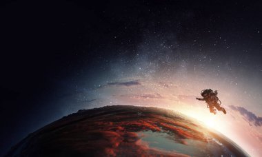 Gezegen yörüngesindeki astronot.