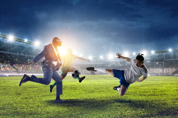 Negro hombre de negocios en el partido de fútbol realidad virtual —  Fotos de Stock