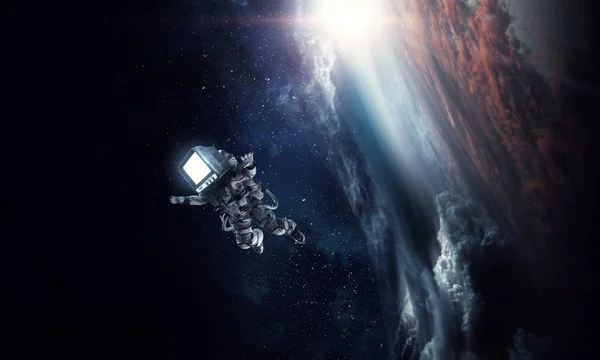 Astronot dengan kepala TV di ruang angkasa. Campuran media. — Stok Foto