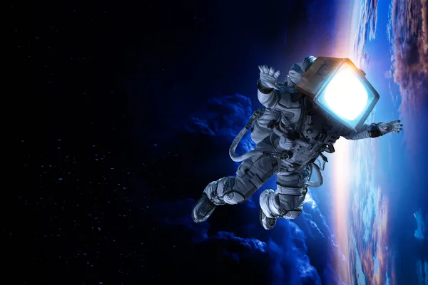 Astronauta com cabeça de TV no espaço. Meios mistos. — Fotografia de Stock