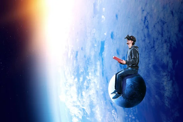 Erfarenhet av virtuell verklighet, ung man i VR-glasögon — Stockfoto