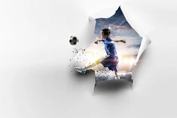 纸撕破洞的效果和一个孩子在踢足球。混合媒体 — 图库照片