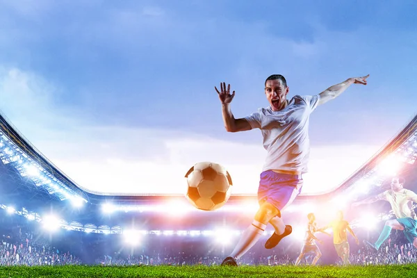 Jugador de fútbol en el estadio en acción. Medios mixtos — Foto de Stock