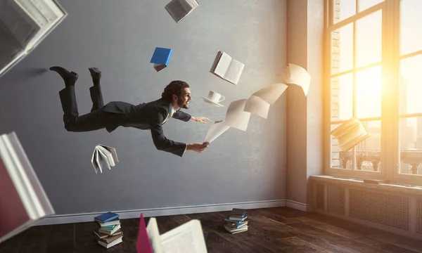 Alegre happe hombre de negocios levitando horizontalmente — Foto de Stock