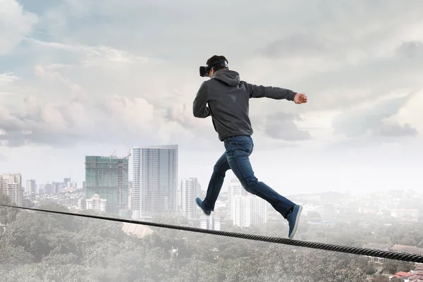 Virtuelle Realität erleben, Zukunftstechnologien. Gemischte Medien — Stockfoto