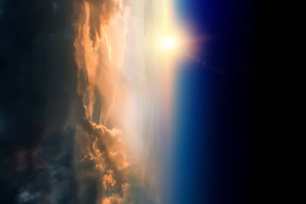 Sonnenaufgang auf der Umlaufbahn des Planeten, Schönheit des Weltraums — Stockfoto