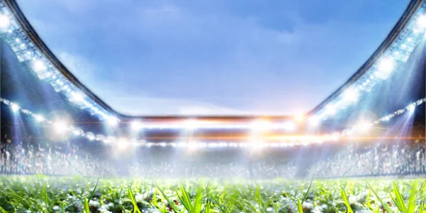 Football stadium bakgrund med grönt gräs och blå himmel — Stockfoto