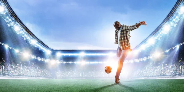 黒人男性プレー彼の最高のサッカー試合 — ストック写真