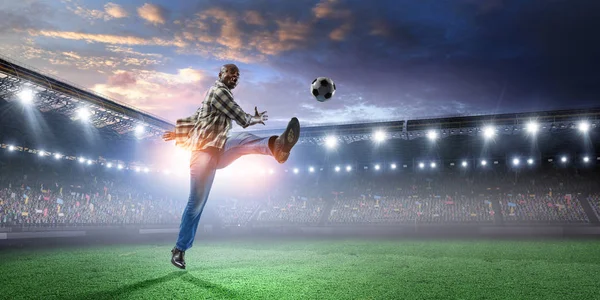 Hombre negro juega su mejor partido de fútbol —  Fotos de Stock