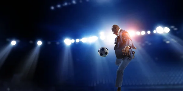 Negro hombre de negocios en un traje jugando al fútbol —  Fotos de Stock