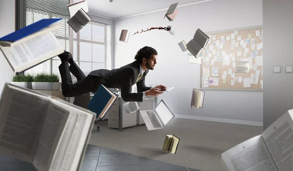 Alegre happe hombre de negocios levitando horizontalmente —  Fotos de Stock