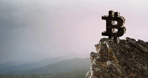 Dağ zirvesinde Bitcoin sembolü — Stok fotoğraf