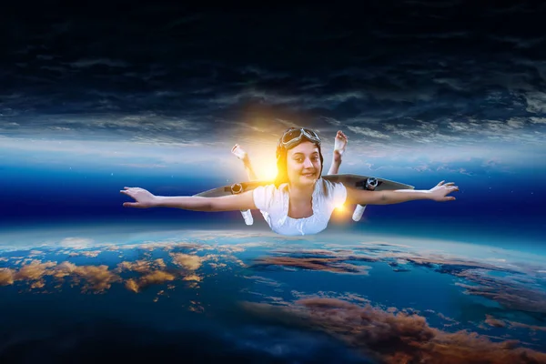 Dívka létající s vlastním křídlem letadla. Smíšená média — Stock fotografie